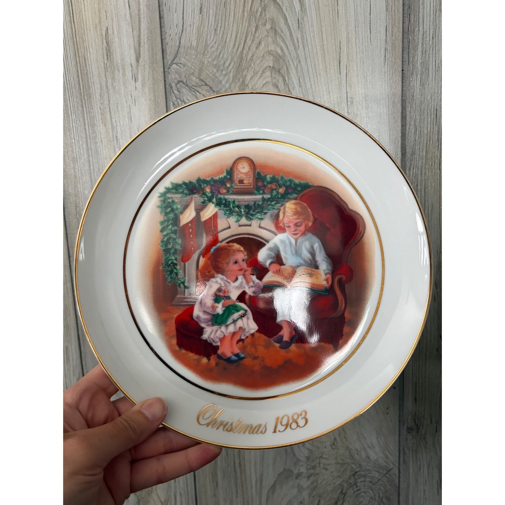 Avon Christmas Memories 1983 Plate Enjoying the Night Before Christmas 22K Gold